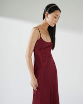 Robe nuisette en soie coupée en biais avec détails noués dans le dos et bretelles spaghetti pour des occasions élégantes